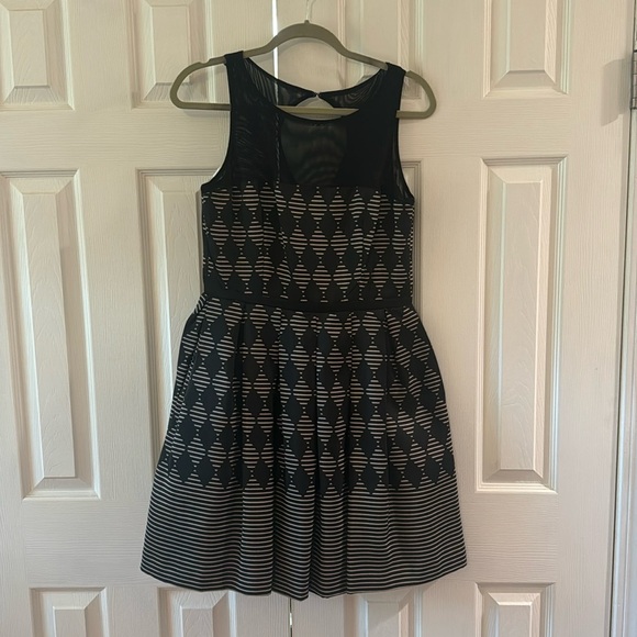 Just Taylor black and white mini dress. Size 8. Good used condition. - Picture 1 of 5